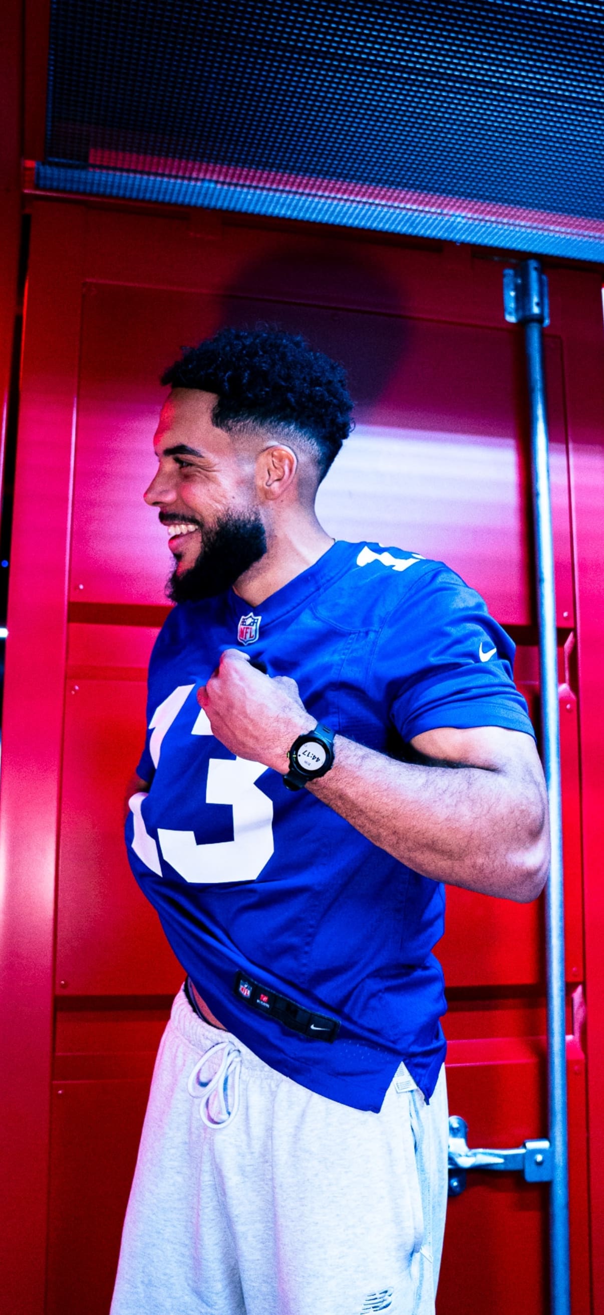 Maxime Fleury en portrait lifestyle dans un décor rouge et bleu