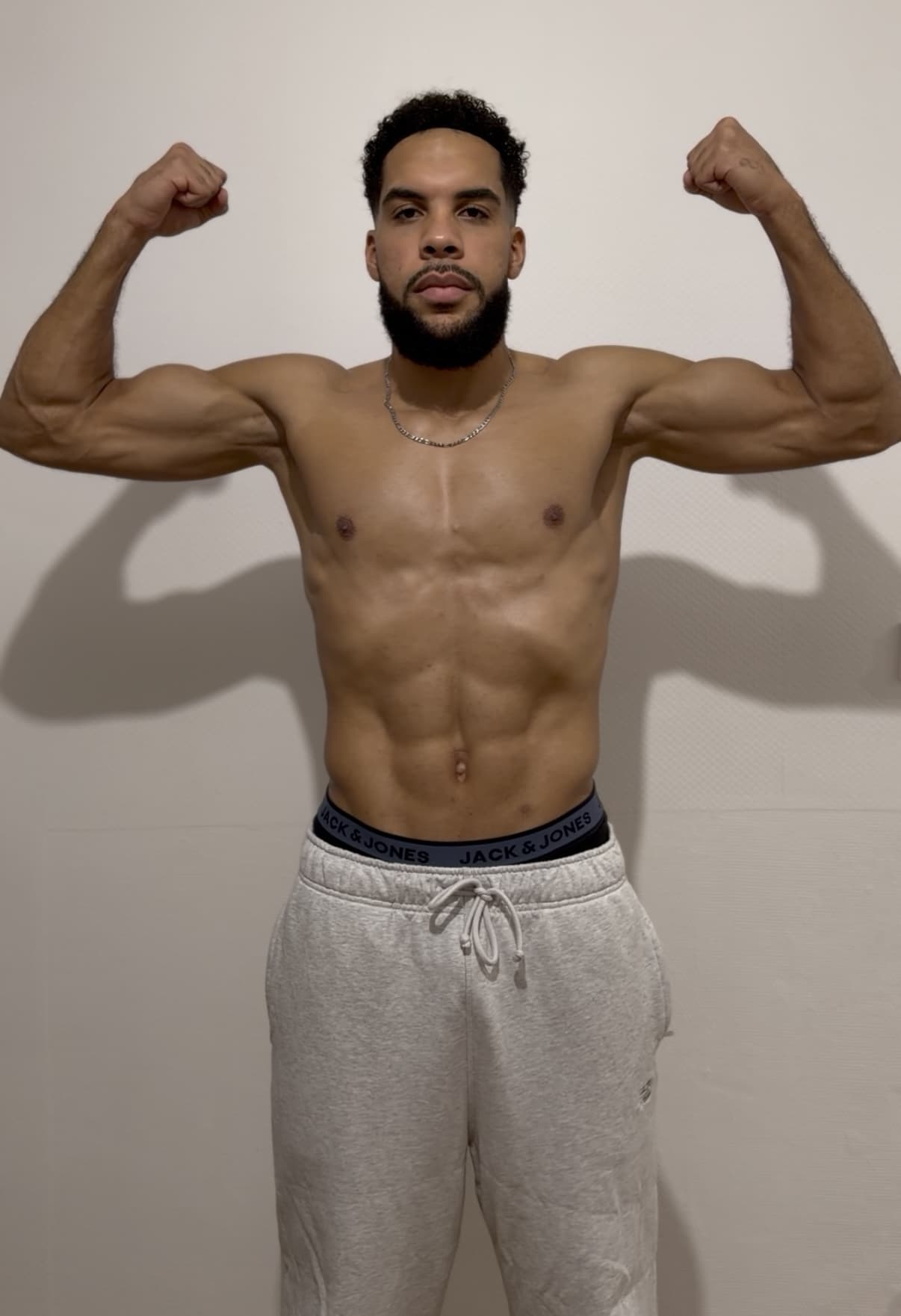 Photo après d'une transformation avec un corps athlétique et tracé