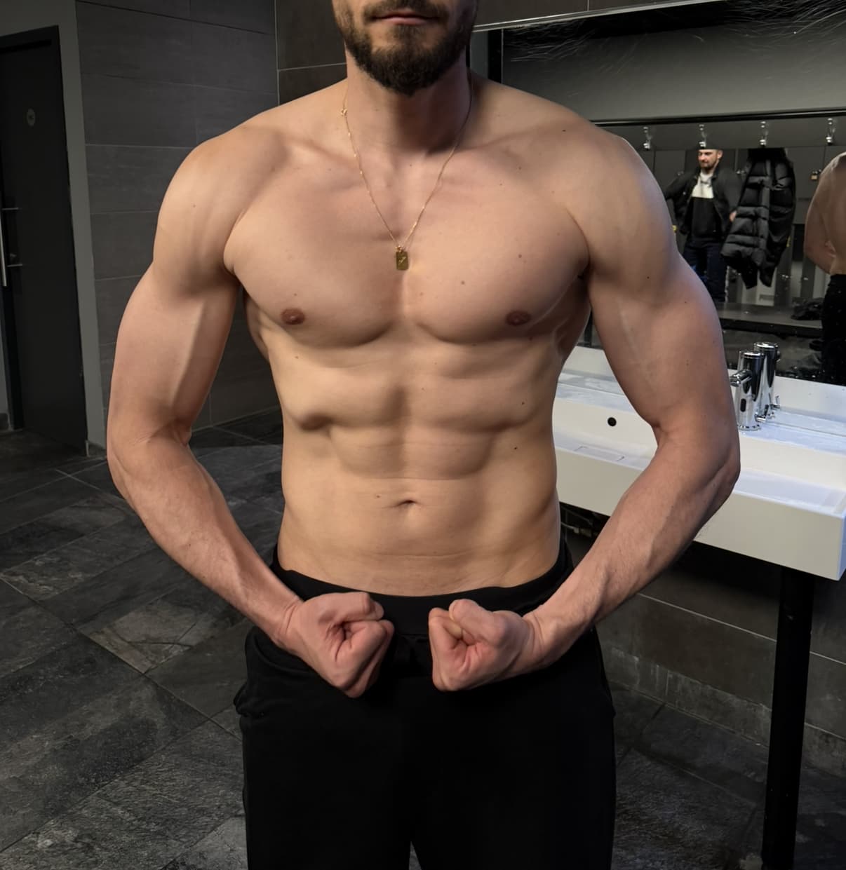 Photo après d'une transformation avec un physique plus athlétique et fonctionnel